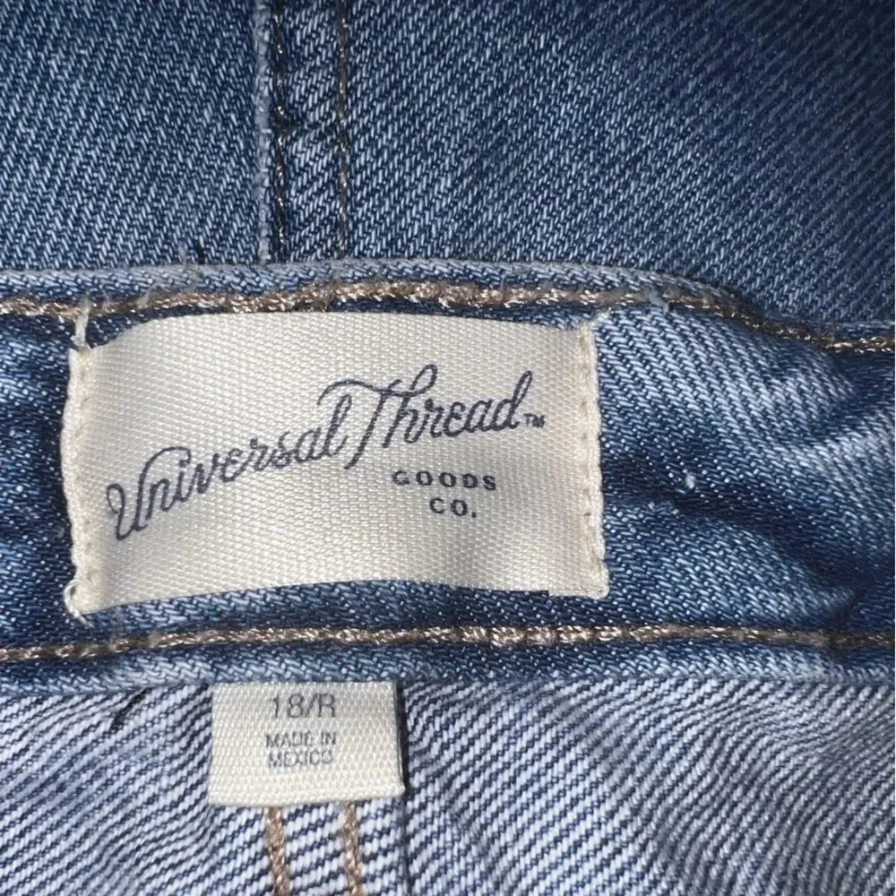 Universal Thread,18,NWT, midrise 90s baggy, button fly 5pocket frayed hem shorts